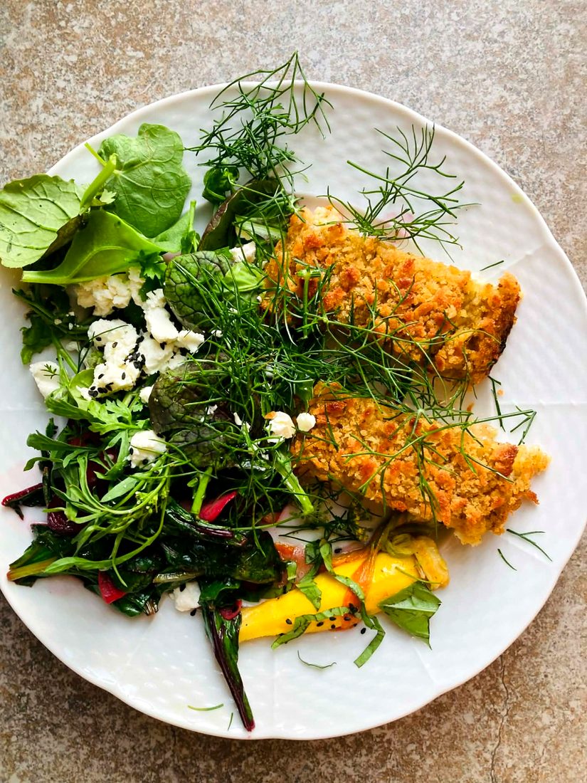 Saját kertből főzött étel fehér tányéron