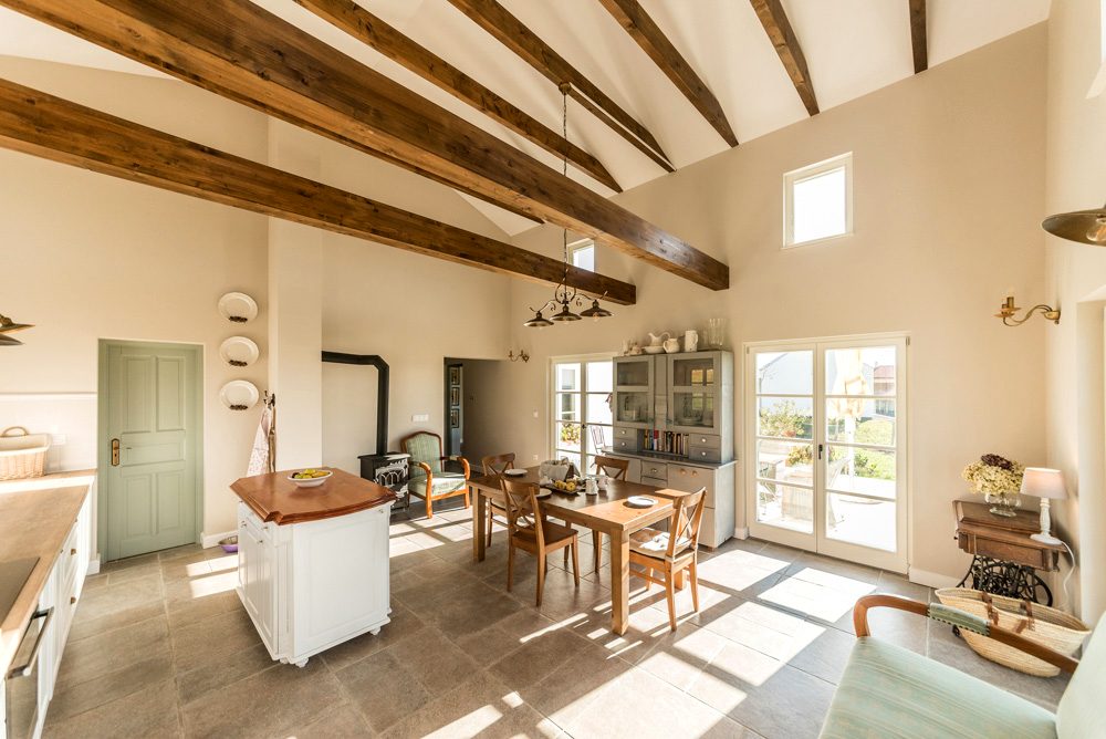 Gerendás étkező sötét gerendákkal és természetes kőlappal