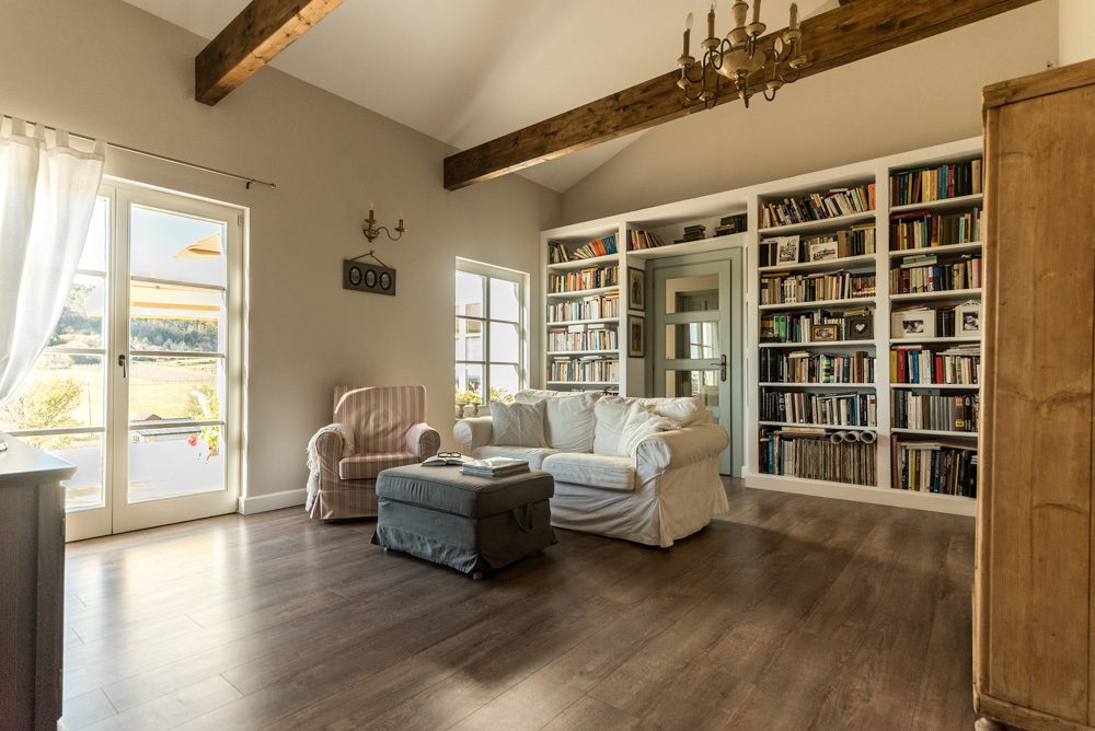 Könyvespolcos különálló nappali