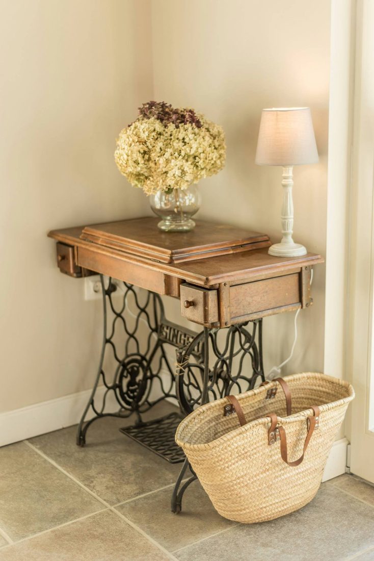 Antik Singer varrógép asztalként