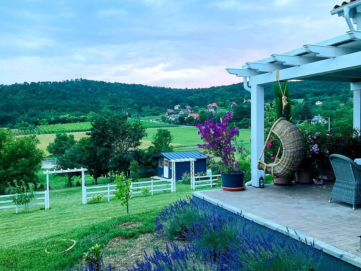 Provence-i terasz kosárhintával, levendulával, panorámával